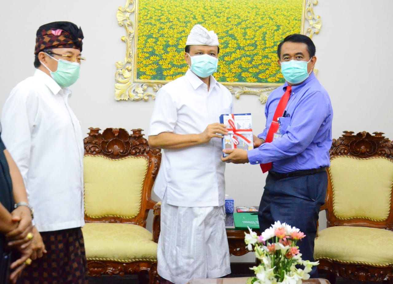 podiumnews.com-HUT Pemprov, Sekda Terima ‘Kado’ Buku Soal Covid-19 dari FK Unud